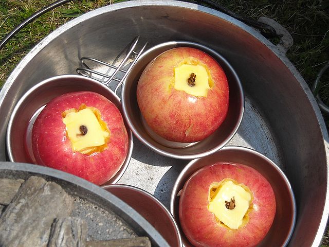 ダッチオーブンで焼きリンゴ 野外道具屋ドットコム